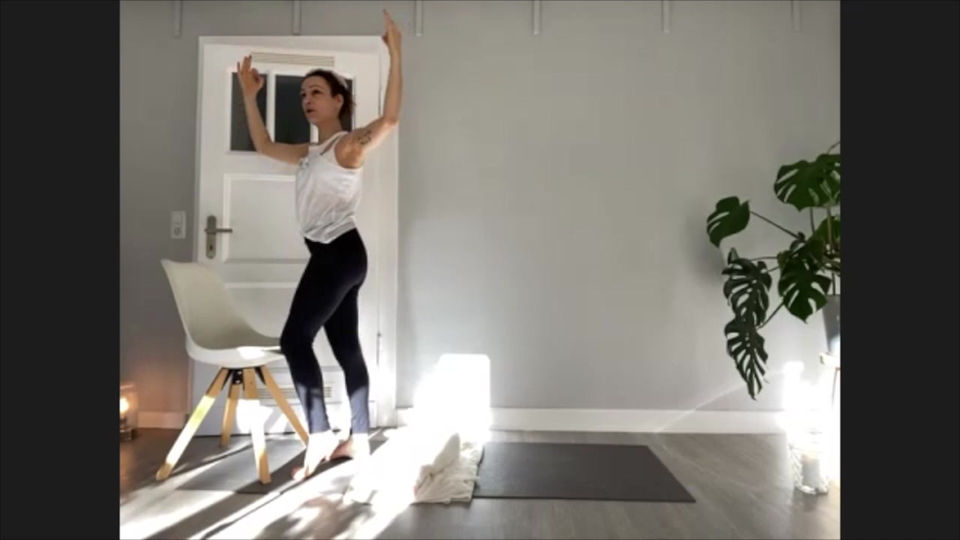 Yogaflow mit dem Stuhl (Jasemin)